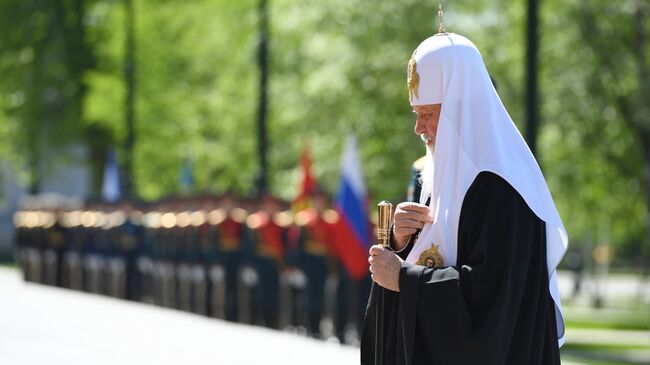 Патриарх Московский и всея Руси Кирилл во время возложения венков к Могиле Неизвестного солдата. 8 мая 2018