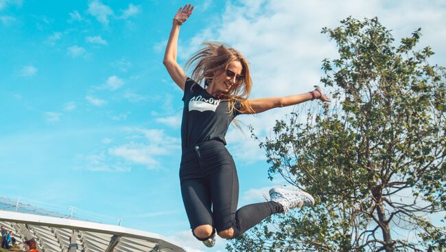 Отдыхающие в парке Зарядье в Москве Отдыхающие в парке Зарядье в Москве