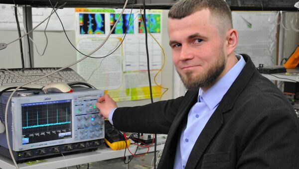 Научный сотрудник Сергей Алышев за измерением параметров висмутового лазера