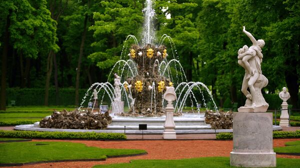 Фонтан Коронный и скульптура Похищение сабинянки в Летнем саду Санкт-Петербурга