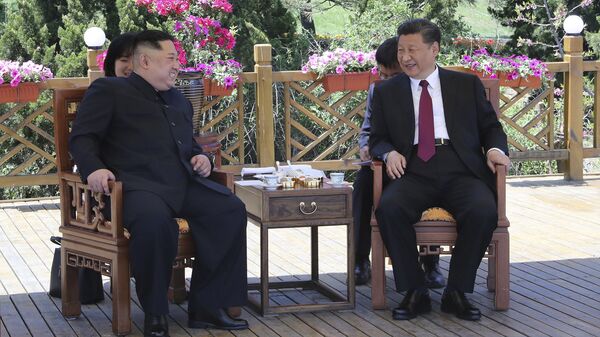 Лидер КНДР Ким Чен Ын с президентом Китая Си Цзиньпином в Китае. 8 мая 2018