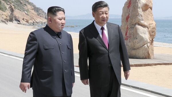 Лидер КНДР Ким Чен Ын с президентом Китая Си Цзиньпином в Китае. 8 мая 2018
