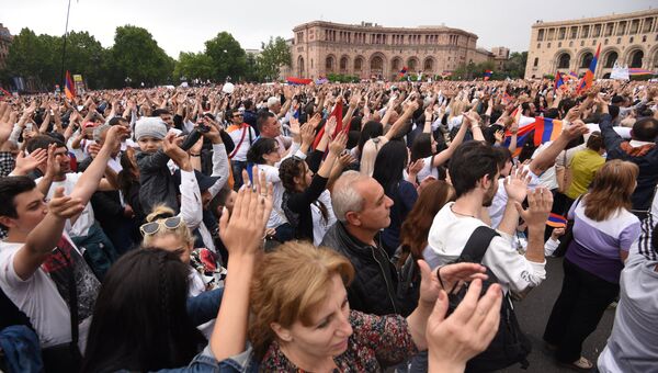 Сторонники Никола Пашиняна радуются его избранию на пост премьер-министра Армении. 8 мая 2018