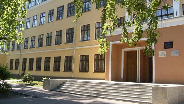 Здание школы в Нижнем Новгороде, на территории которой были развешаны плакаты непристойного содержания. Архивное фото