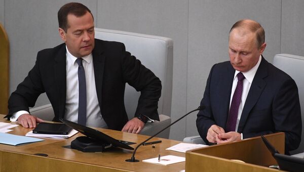 Президент РФ Владимир Путин и исполняющий обязанности председателя правительства РФ Дмитрий Медведев во время пленарного заседания Государственной Думы РФ. 8 мая 2018