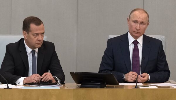 Президент РФ Владимир Путин и исполняющий обязанности председателя правительства РФ Дмитрий Медведев во время пленарного заседания Государственной Думы РФ. 8 мая 2018
