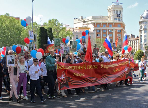 Участники акции Бессмертный полк в Мадриде. 6 мая 2018 года