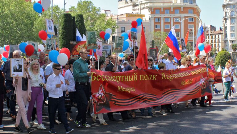 Участники акции Бессмертный полк в Мадриде. 6 мая 2018 года