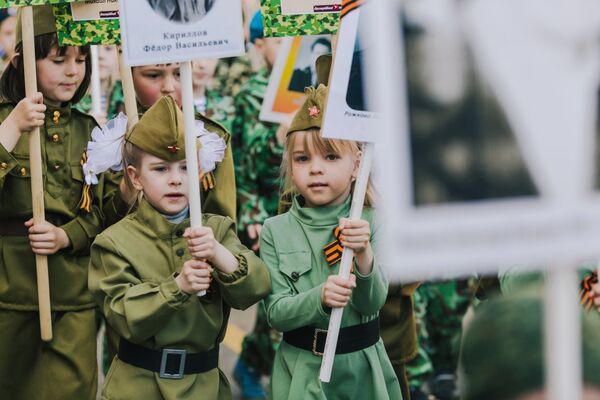 Участники акции Бессмертный полк, проходящего в рамках детского парада Победы Дорогами памяти в Иваново. 8 мая 2018 года