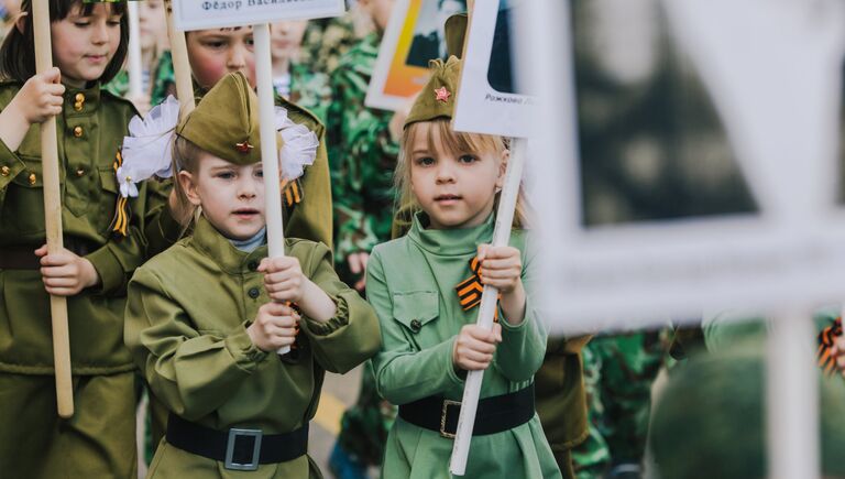 Участники акции Бессмертный полк, проходящего в рамках детского парада Победы Дорогами памяти в Иваново. 8 мая 2018 года