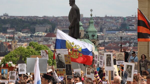 Участники акции Бессмертный полк во время шествия по улицам Праги