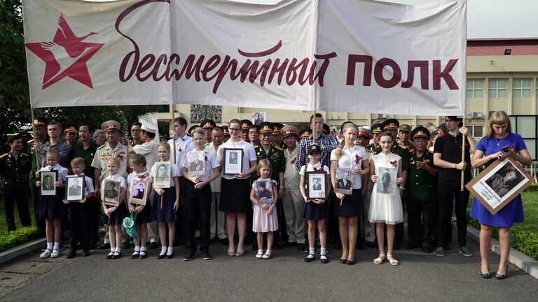 Участники акции Бессмертный полк в Ханое