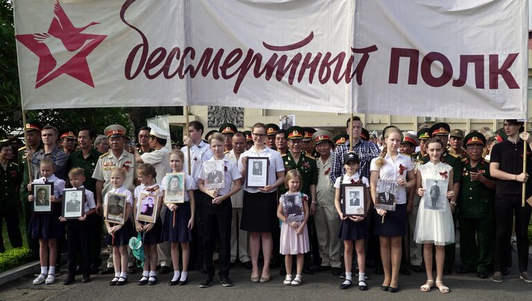 Участники акции Бессмертный полк в Ханое