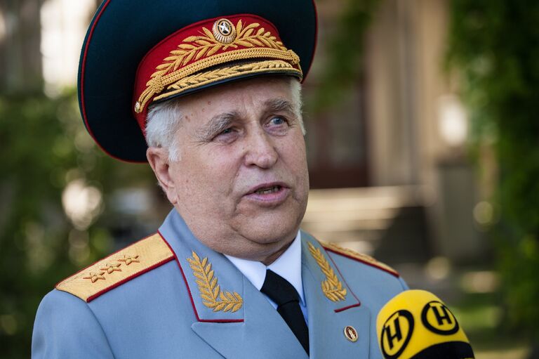 Генерал-полковник Антон Терентьев во время церемонии передачи бюста маршала Жукова в дар музею Бероин-Карлхорт в Берлине Генерал-полковник Антон Терентьев во время церемонии передачи бюста маршала Жукова в дар музею Бероин-Карлхорт в Берлине