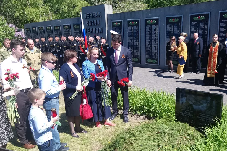 Родные летчиков и губернатор Калининградской области Антон Алиханов у могилы Родные летчиков и губернатор Калининградской области Антон Алиханов у могилы