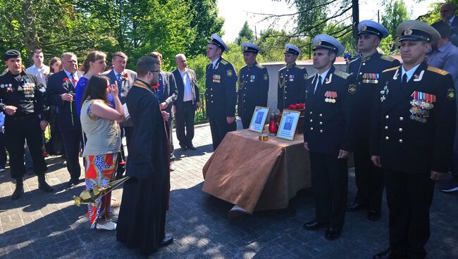 Поминальная служба на братской могиле в поселке Пятидорожное Калининградской области