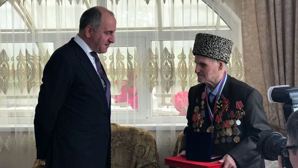 Глава КЧР вручил высшую награду республики столетнему ветерану ВОВ