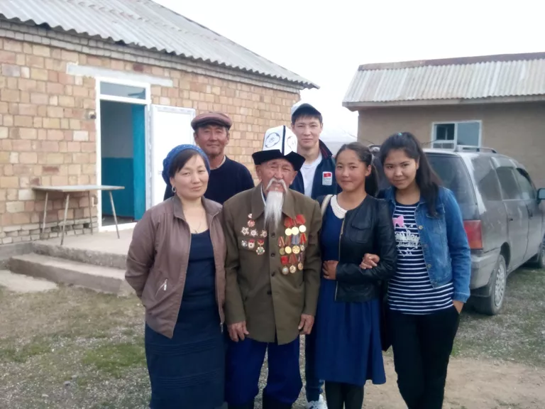 Жаманкулов Кошкоро из поселка Суусамыр Чуйской области Киргизии с односельчанами Жаманкулов Кошкоро из поселка Суусамыр Чуйской области Киргизии с односельчанами