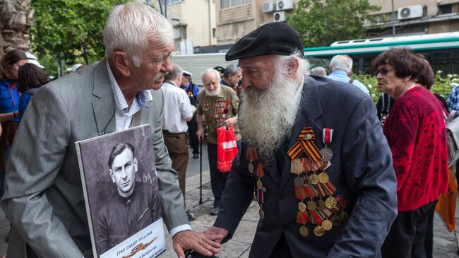 Участники шествия ветеранов ВОВ и акции Бессмертный полк в Израиле