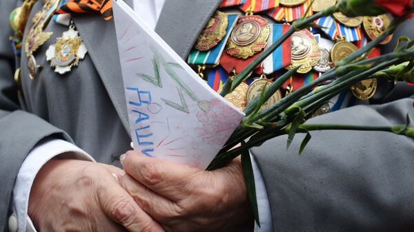 Ветеран Великой Отечественной войны во время празднования Дня Победы на Театральной площади в Москве