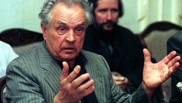 Русский философ Александр Зиновьев на пресс-конференции. Архивное фото