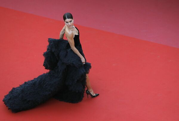 Блогер Камила Коэльо на красной дорожке церемонии открытия 71-го Каннского международного кинофестиваля
