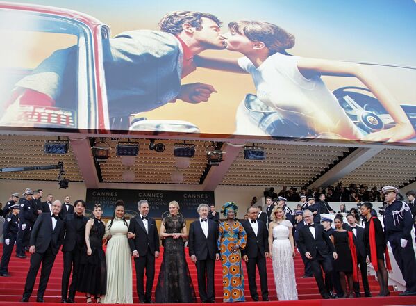 Члены жюри на красной дорожке церемонии открытия 71-го Каннского международного кинофестиваля