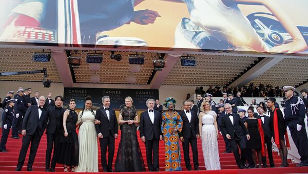 Члены жюри на красной дорожке церемонии открытия 71-го Каннского международного кинофестиваля