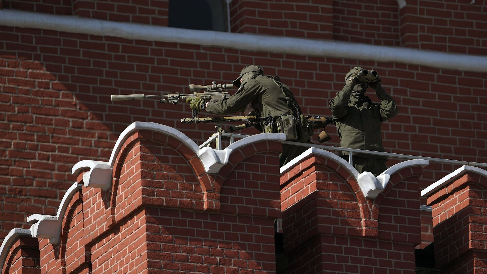 Снайперы на стене Московского Кремля перед началом парада Победы - РИА Новости, 1920, 21.04.2023