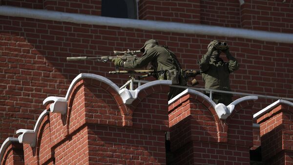 Снайперы на стене Московского Кремля перед началом парада Победы. 9 мая 2018