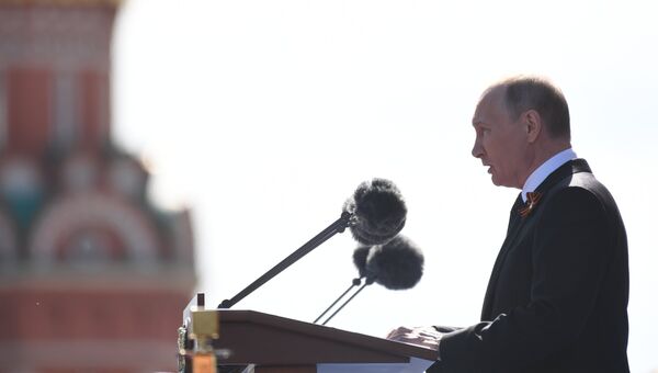 Президент РФ Владимир Путин выступает во время военного парада в ознаменование 73-й годовщины Победы в Великой Отечественной войне 1941–1945 годов на Красной площади в Москве. 9 мая 2018