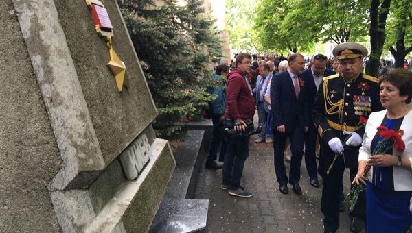 Командующий ЧФ и власти Севастополя возложили цветы к мемориалам городов-героев. 9 мая 2018