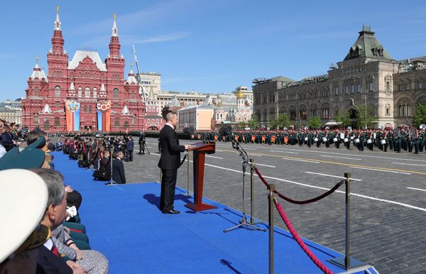 Президент РФ Владимир Путин выступает во время военного парада в ознаменование 73-й годовщины Победы в Великой Отечественной войне 1941–1945 годов на Красной площади в Москве. 9 мая 2018 Президент РФ Владимир Путин выступает во время военного парада в ознаменование 73-й годовщины Победы в Великой Отечественной войне 1941–1945 годов на Красной площади в Москве. 9 мая 2018