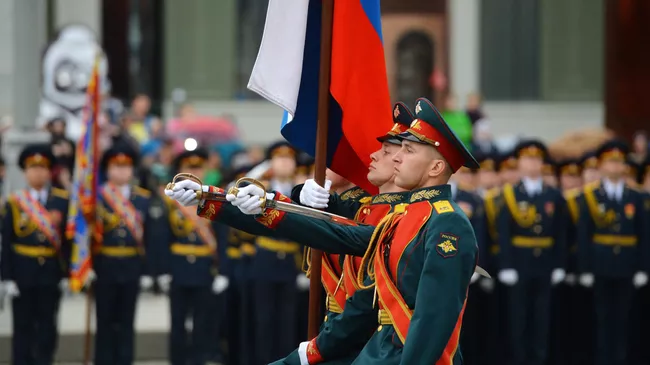 Знаменная группа на военном параде в Екатеринбурге