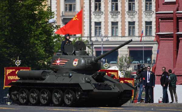 Танк Т-34-85 на военном параде, посвященном 73-й годовщине Победы в Великой Отечественной войне 1941-1945 годов