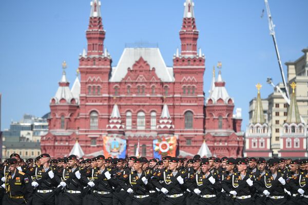 Военнослужащие морской пехоты на военном параде, посвященном 73-й годовщине Победы в Великой Отечественной войне 1941-1945 годов