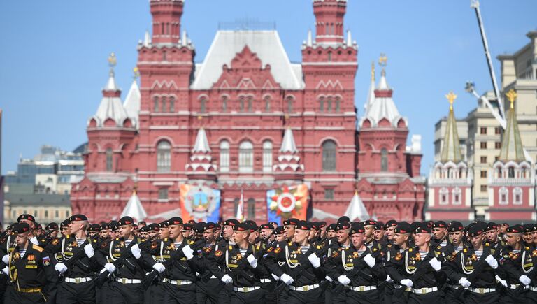 Военнослужащие морской пехоты на военном параде, посвященном 73-й годовщине Победы в Великой Отечественной войне 1941-1945 годов