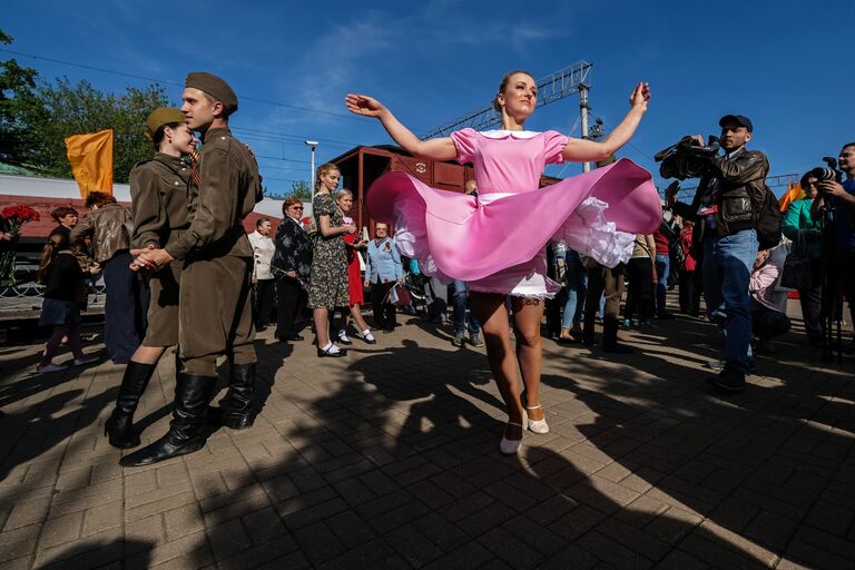 Участники акции Поезд Победы на Рижском вокзале в Москве. 9 мая 2018