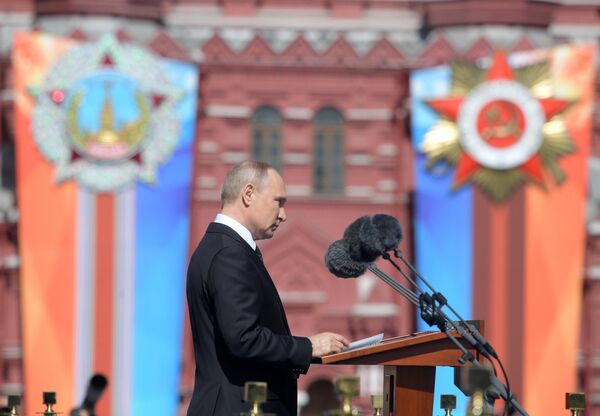 Президент РФ Владимир Путин выступает во время военного парада в ознаменование 73-й годовщины Победы в Великой Отечественной войне 1941–1945 годов на Красной площади в Москве. 9 мая 2018