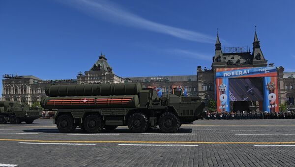 Транспортно-пусковая установка зенитного ракетного комплекса С-400 Триумф на военном параде, посвященном 73-й годовщине Победы в ВОВ