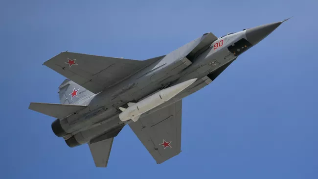 Многоцелевой истребитель МиГ-31 с гиперзвуковой ракетой Кинжал