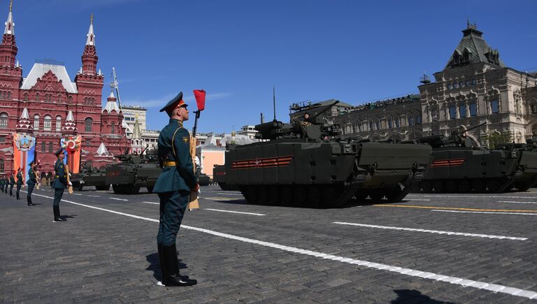 Боевые машины пехоты (БМП) на гусеничной платформе Курганец-25 на военном параде, посвященном 73-й годовщине Победы в ВОВ