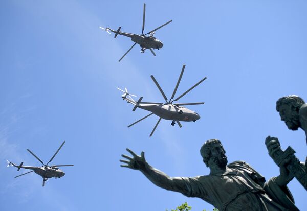 Тяжелый транспортный вертолёт Ми-26 и многоцелевые вертолёты Ми-8АМТШ на военном параде, посвященном 73-й годовщине Победы в ВОВ