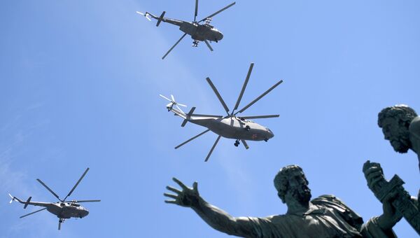 Тяжелый транспортный вертолёт Ми-26 и многоцелевые вертолёты Ми-8АМТШ на военном параде, посвященном 73-й годовщине Победы в ВОВ