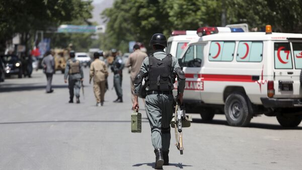 Сотрудники безопасности на месте нападения террористов-смертников в центре Кабула, Афганистан. 9 мая 2018