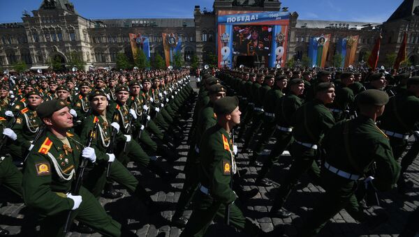 Военнослужащие парадных расчетов на военном параде, посвященном 73-й годовщине Победы в ВОВ