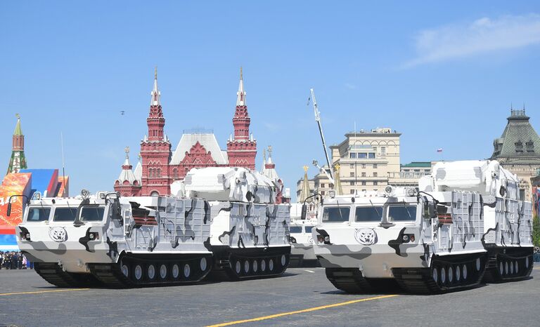 Арктические комплексы ПВО Тор-М2ДТ на базе вездехода ДТ-30 на военном параде, посвященном 73-й годовщине Победы в ВОВ