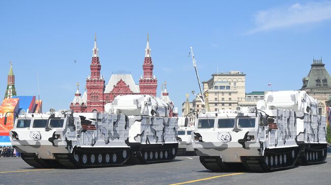 Арктические комплексы ПВО Тор-М2ДТ на базе вездехода ДТ-30 на военном параде, посвященном 73-й годовщине Победы в ВОВ