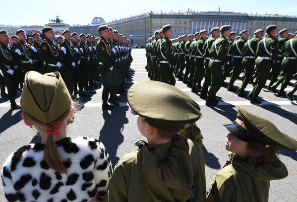 Парадные расчеты военнослужащих на военном параде в Санкт-Петербурге, посвященном 73-й годовщине Победы в Великой Отечественной войне. 9 мая 2018