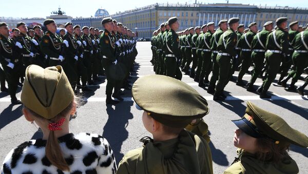 Парадные расчеты военнослужащих на военном параде в Санкт-Петербурге, посвященном 73-й годовщине Победы в Великой Отечественной войне. 9 мая 2018